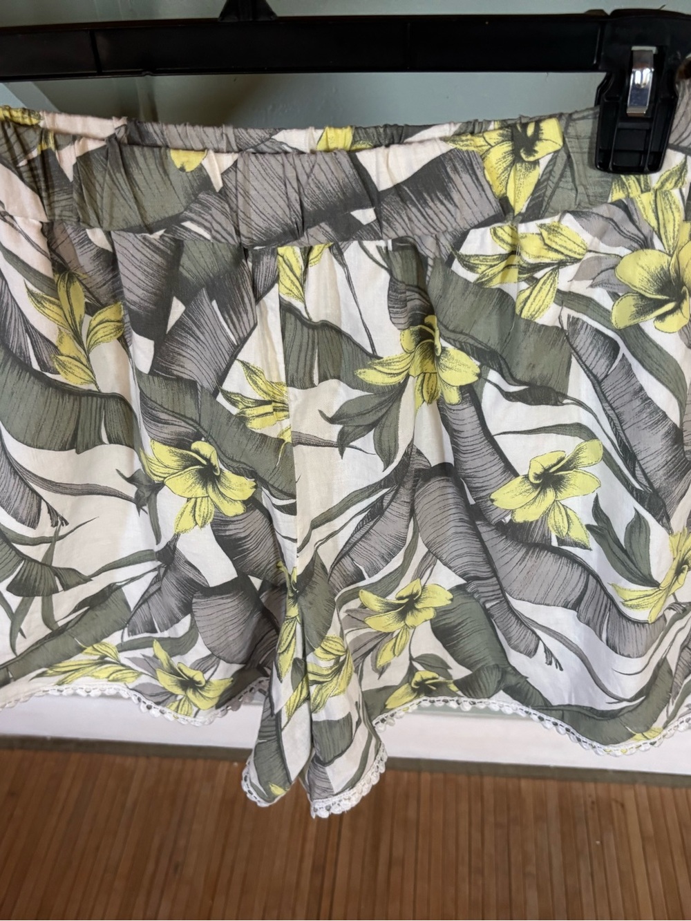 Floral Yellow & Olive Women’s  thicker cotton Shorts banana republic size large